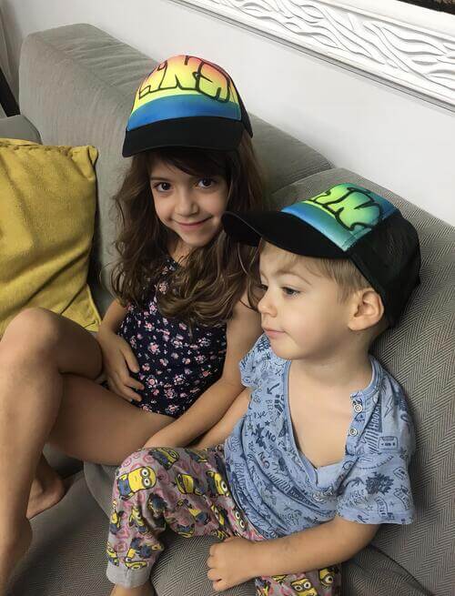 ילדים עם גרפיטי על כובעים