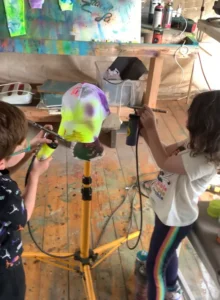 אמן הגרפיטי מג'יק בן מעביר סדנה