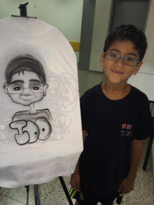 קריקטורה על חולצה