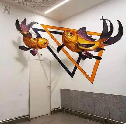 הדפסה על קיר פנימי המציגה דגי קוי מסוגננים בצבעי כתום וזהב השוחים דרך צורות משולשים גיאומטריות על רקע לבן. ההדפסה מראה דגים עם קשקשים מפורטים וסנפירים בגוני סגול ואדום