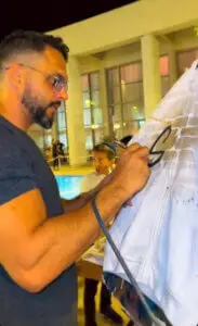 גרפיטי מרהיב על סווטשרט לבן עם שמות החתן והכלה בסגנון קליגרפי אורבני