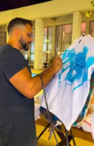 "הדגמת גרפיטי בסדנת חברה - עיצוב סווטשרטים בשילוב מסרי הסדנה וטאצ' אישי לכל משתתף"