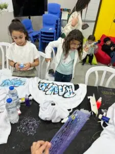 סדנת מג'יק בן - סווטשרט לבן עם ריסוס שבלונה בצבעי נאון בולטים