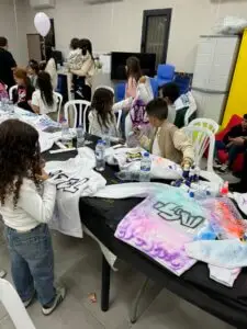 סדנת מג'יק בן - סווטשרט לבן עם עיצוב שבלונה בגווני צבע עזים
