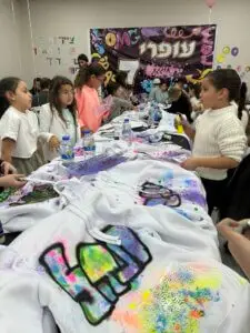 סדנת מג'יק בן - סווטשרט לבן עם ריסוס שבלונה בצבעי קשת מרהיבים