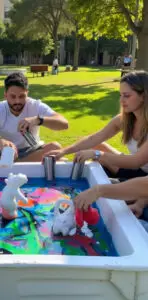 סדנת אולטרה דיפ תהליך טבילת הכובעים בגיגית צבעים עם מג'יק בן