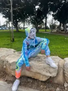 עיצוב ייחודי שנצבע ידנית עם שילוב צבעים עוצמתי