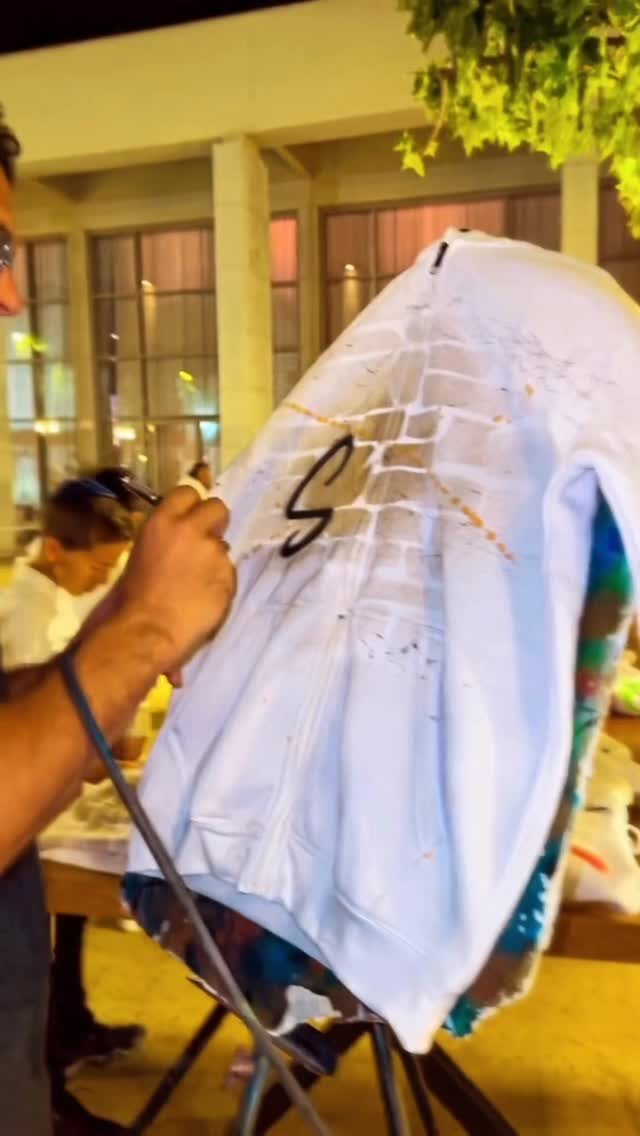 עמדת גרפיטי על סווטשירטים!
מושלם לאירועי פורים